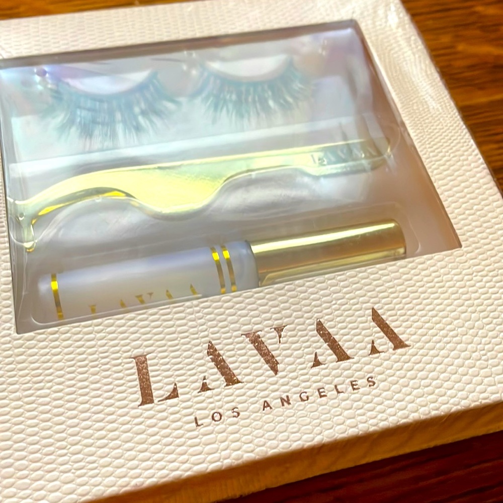 NWT Lavaa Flirty Lash Set